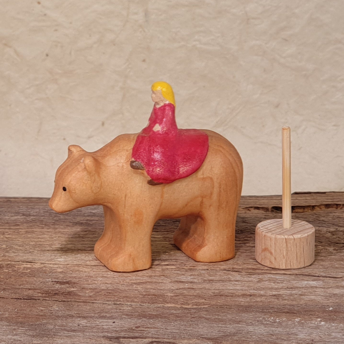 Bär mit Mädchen Märchenfigur ca 6cm