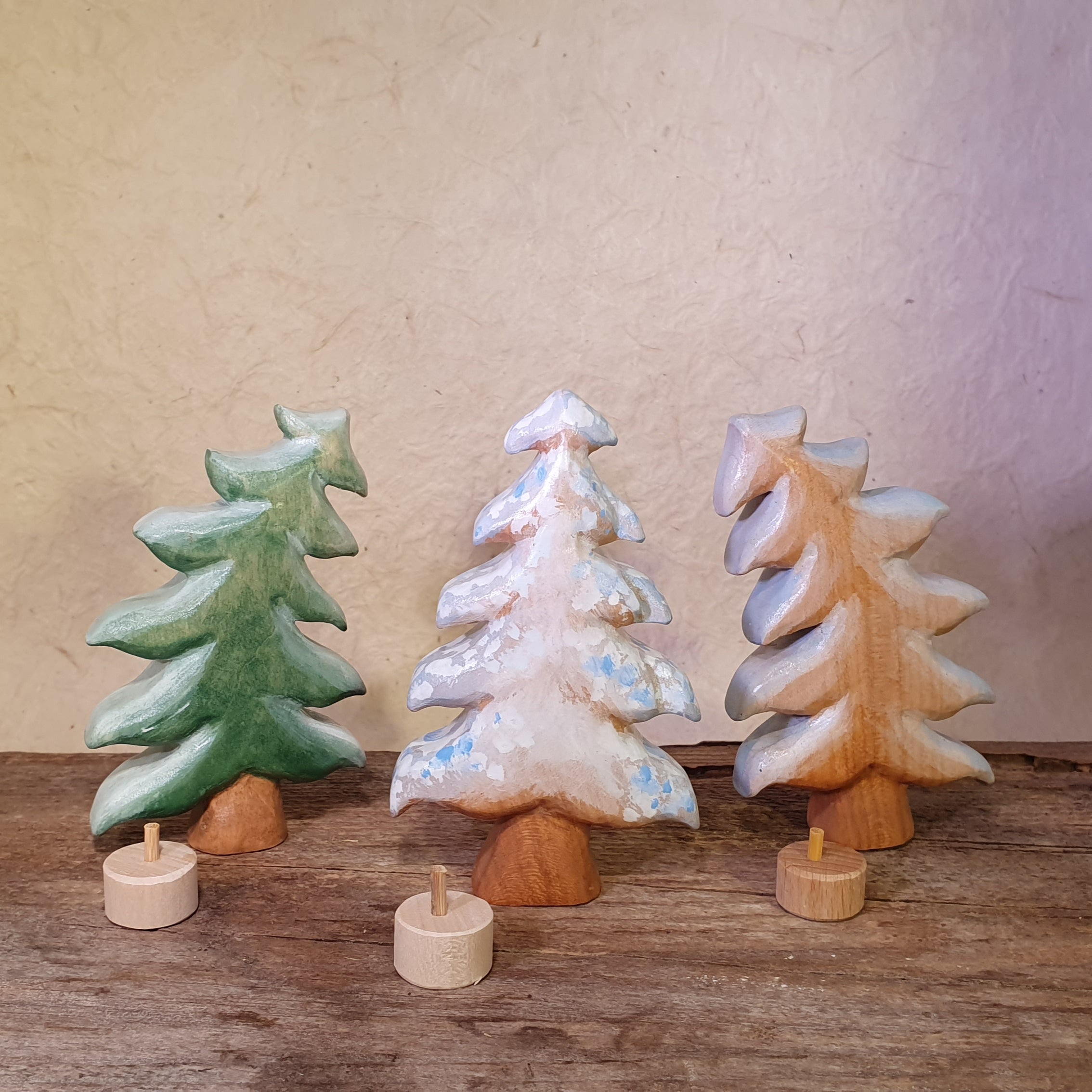 Bäume und Tannen bemalt