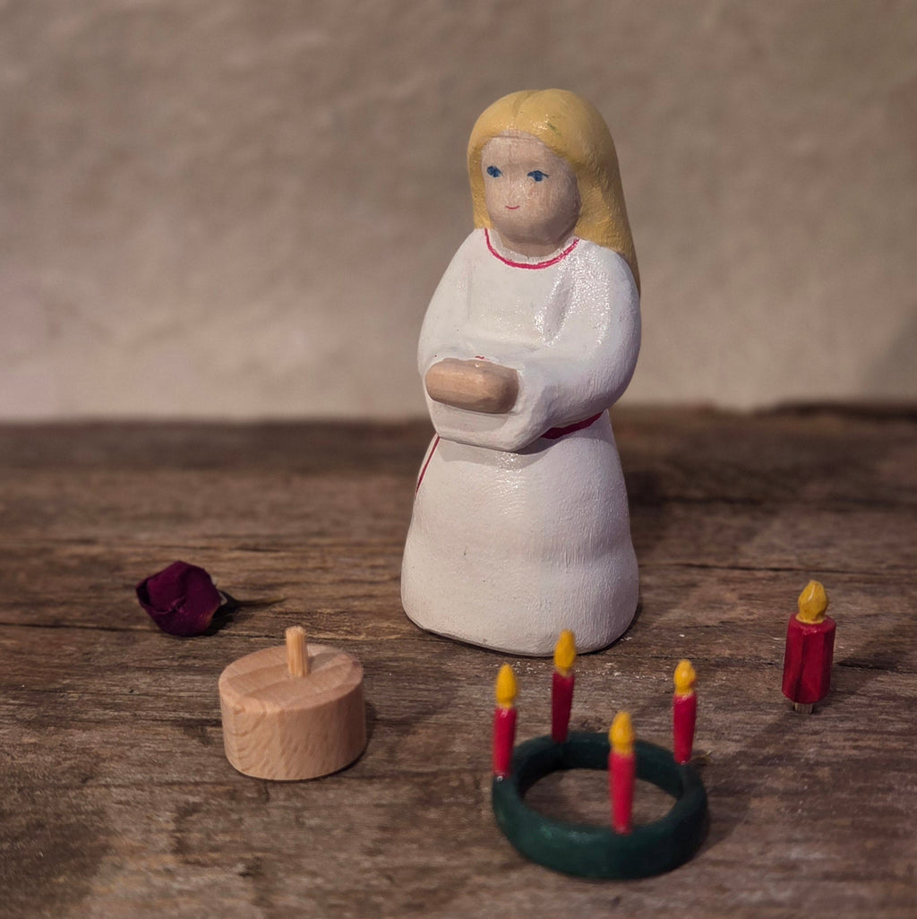 Heilige Luci, "eine Figur viele Geschichten" ca 8cm bemalt