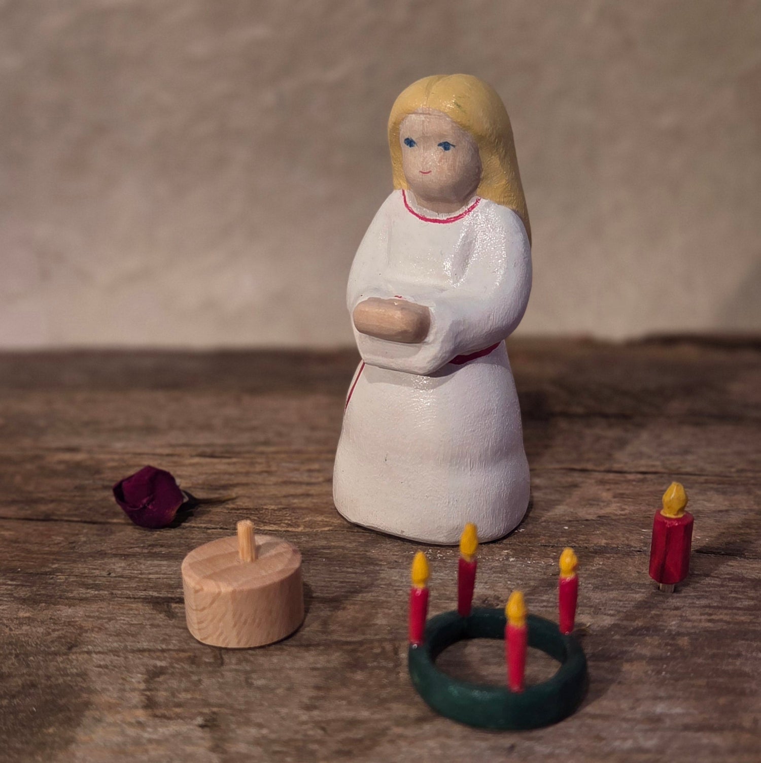 Heilige Luci, "eine Figur viele Geschichten" ca 8cm bemalt