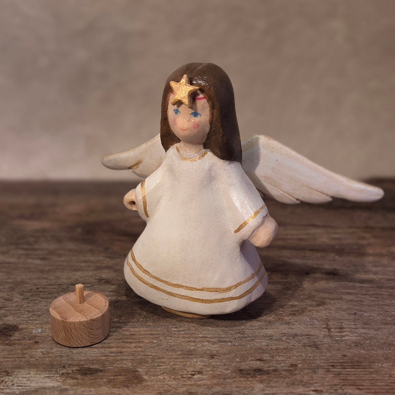 Engel gold mit Stern ca. 8cm bemalt