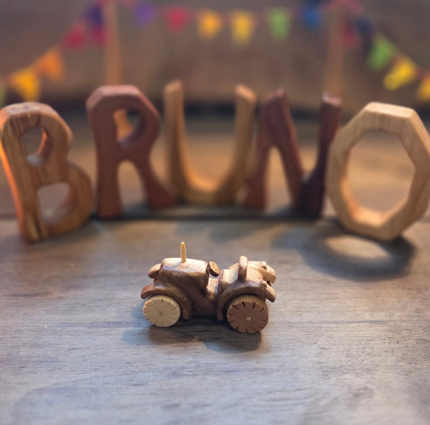 Traktor geölt mit drehenden Reifen