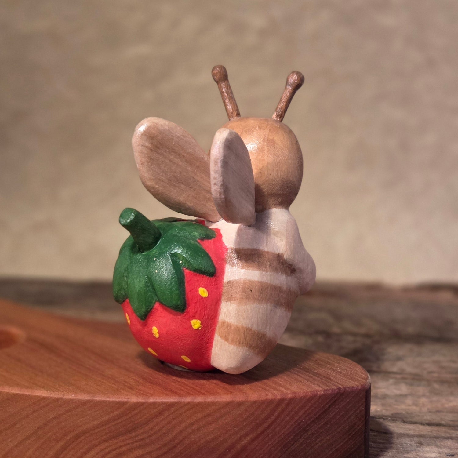 Erdbeerbiene ca 6cm bemalt