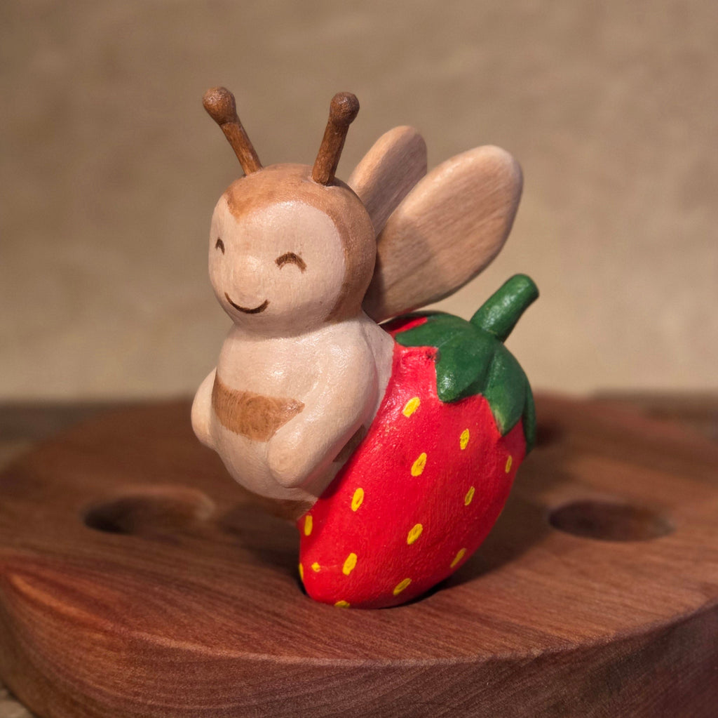 Erdbeerbiene ca 6cm bemalt