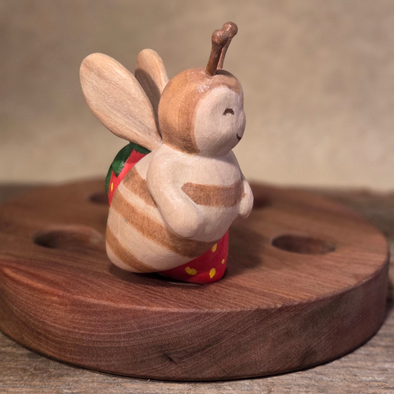 Erdbeerbiene ca 6cm bemalt