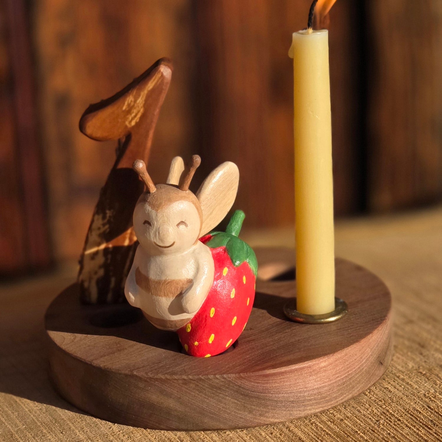 Erdbeerbiene ca 6cm bemalt