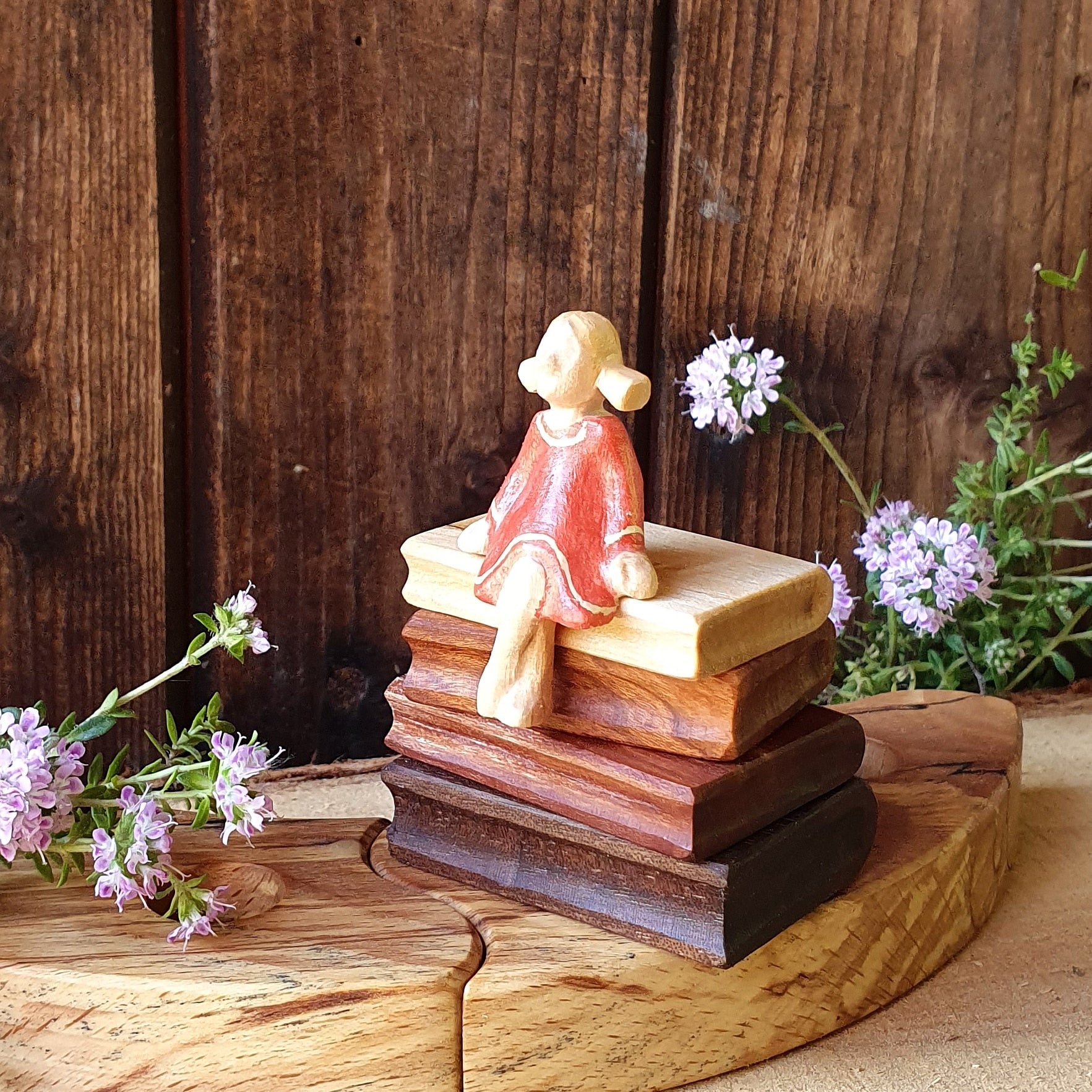 Bücherstapel mit oder ohne Mädchen